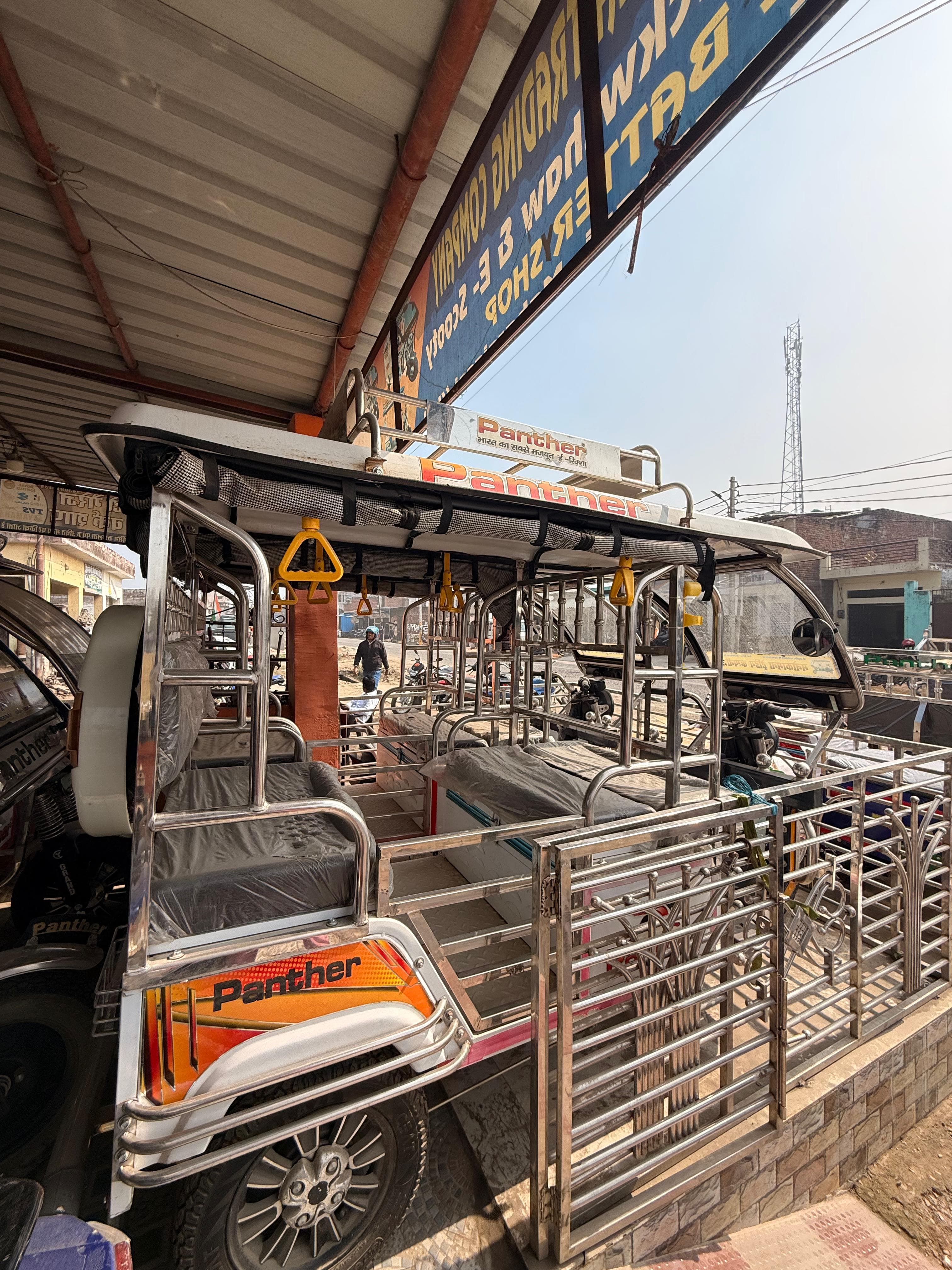 Panther ई-रिक्शा पैसेंजर व्यू